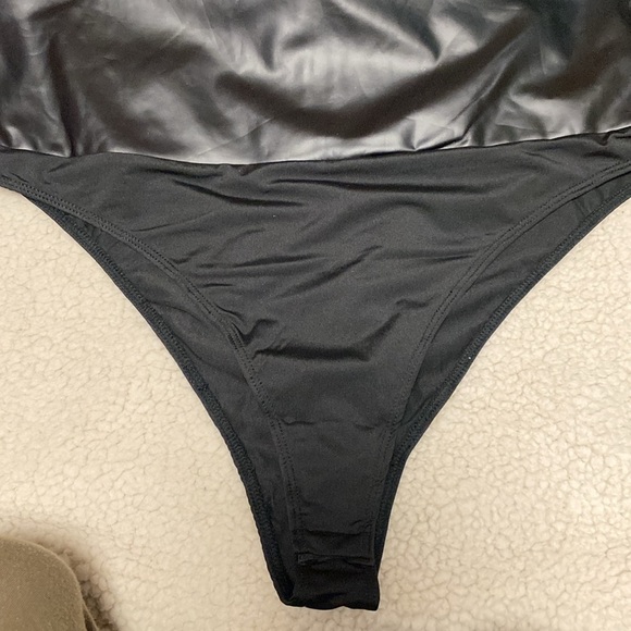 AKIRA Black V-Neck Bodysuit - Picture 4 of 6